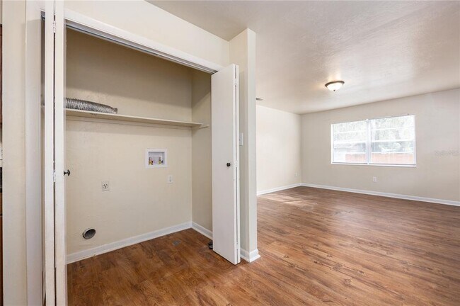 Building Photo - 605 SE 2nd Pl