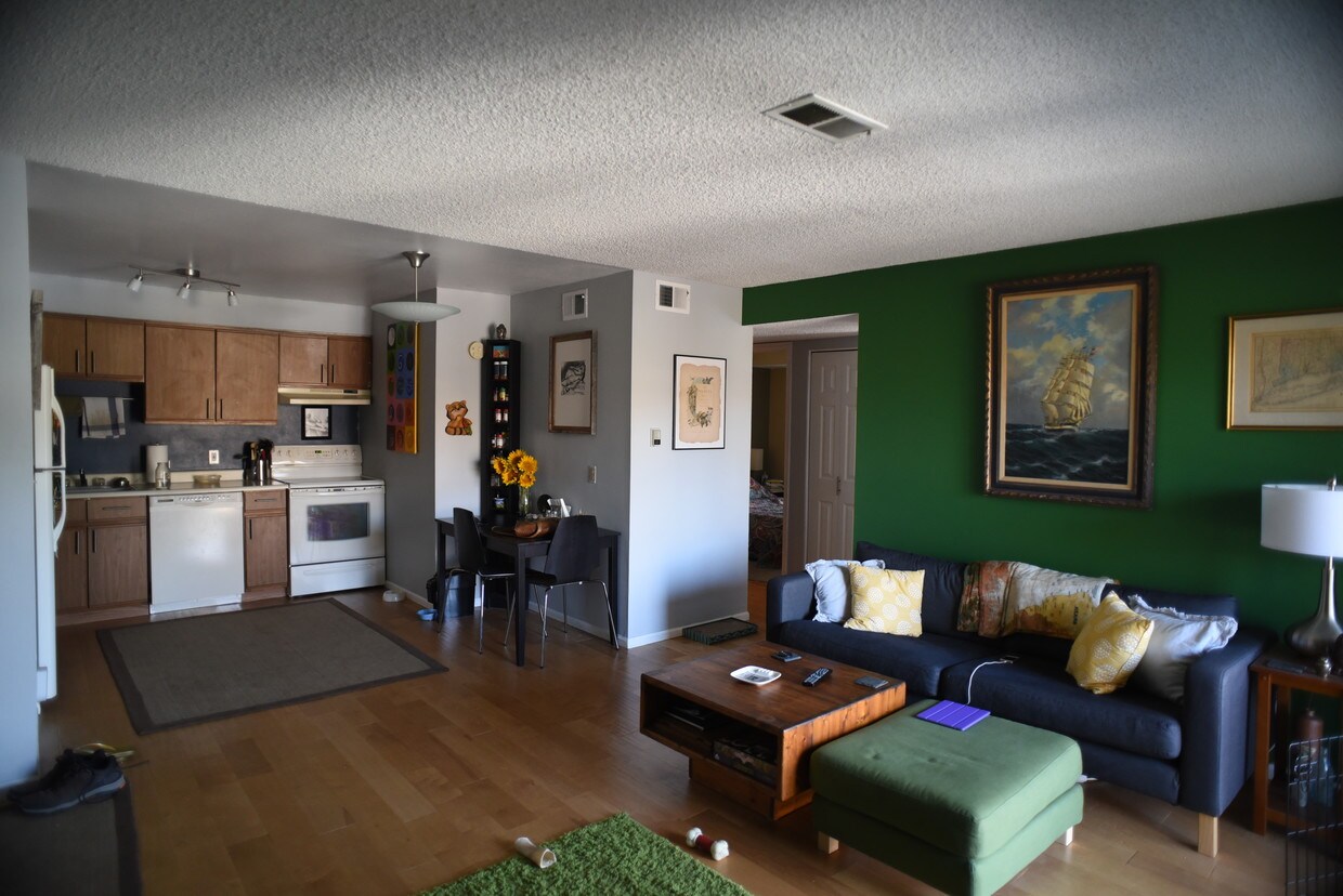Sala de estar y cocina - 2575 S Syracuse Way