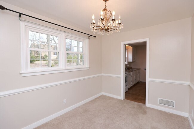 Foto del edificio - Spacious Brick Rancher in the heart of Tuckahoe in Westend!
