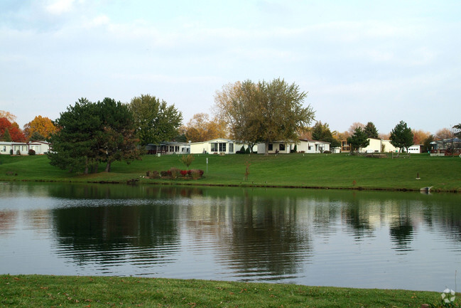 Building Photo - Avon on the Lake