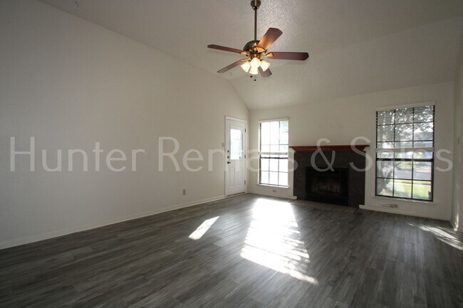 Foto del edificio - Spacious Corner Lot Killeen Home with Fruit-Bearing Backyard Trees
