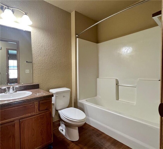 Building Photo - 867-867 Meadowlands Dr