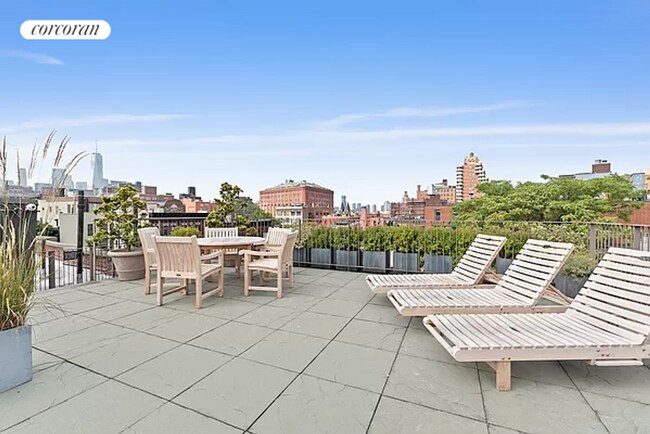 Foto del edificio - 225 W 10th St