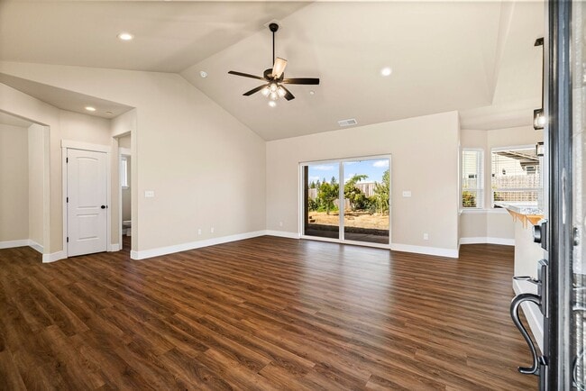 Building Photo - Charming 2-Bedroom Home with Den in Paradi...