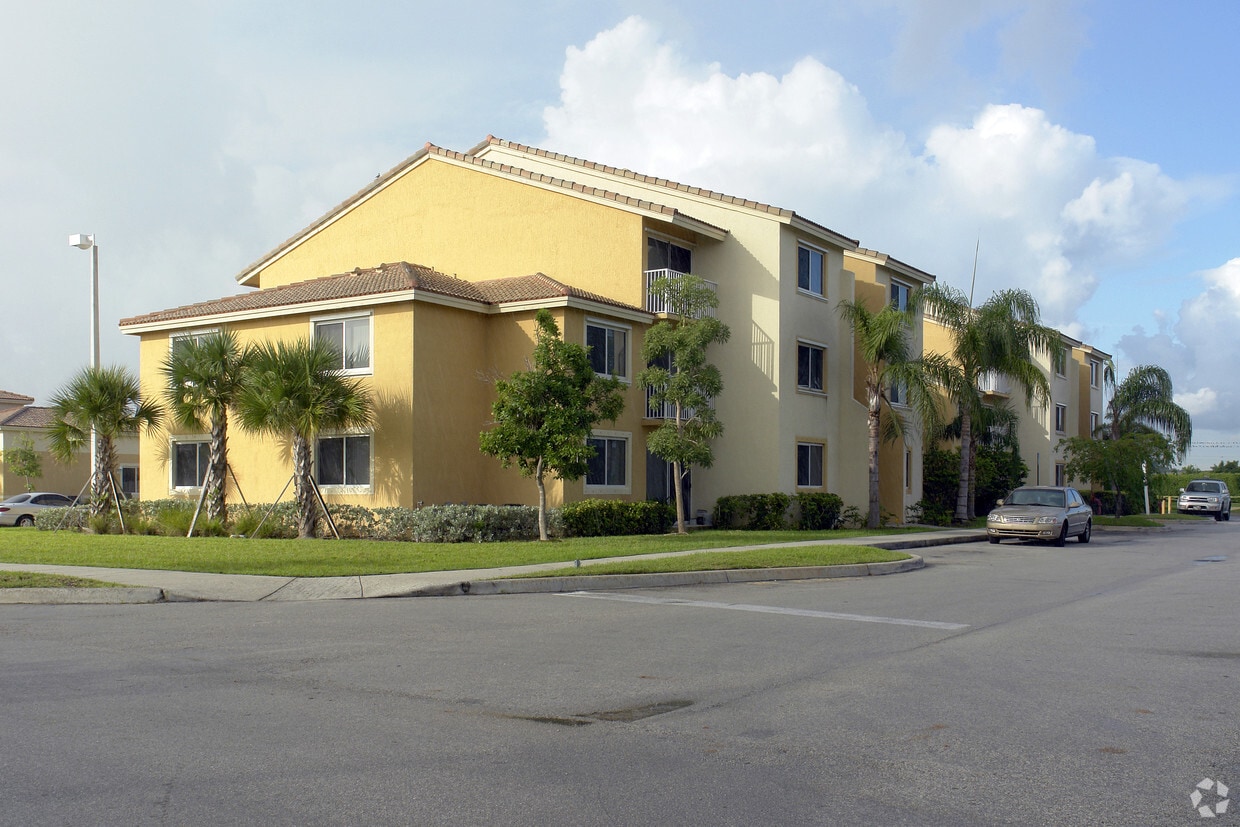 Exterior Photo - Ernie Martin Villas