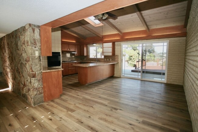Foto del edificio - Mid-Century Modern 3Br 2Ba on 1/2ac with View!