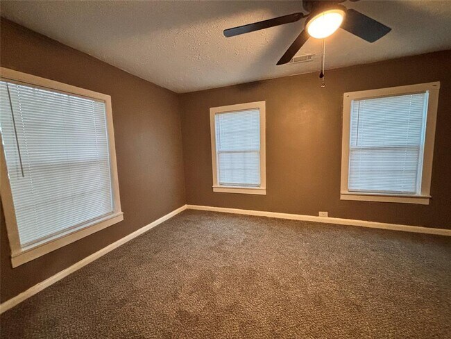 Building Photo - 1106 Elm St