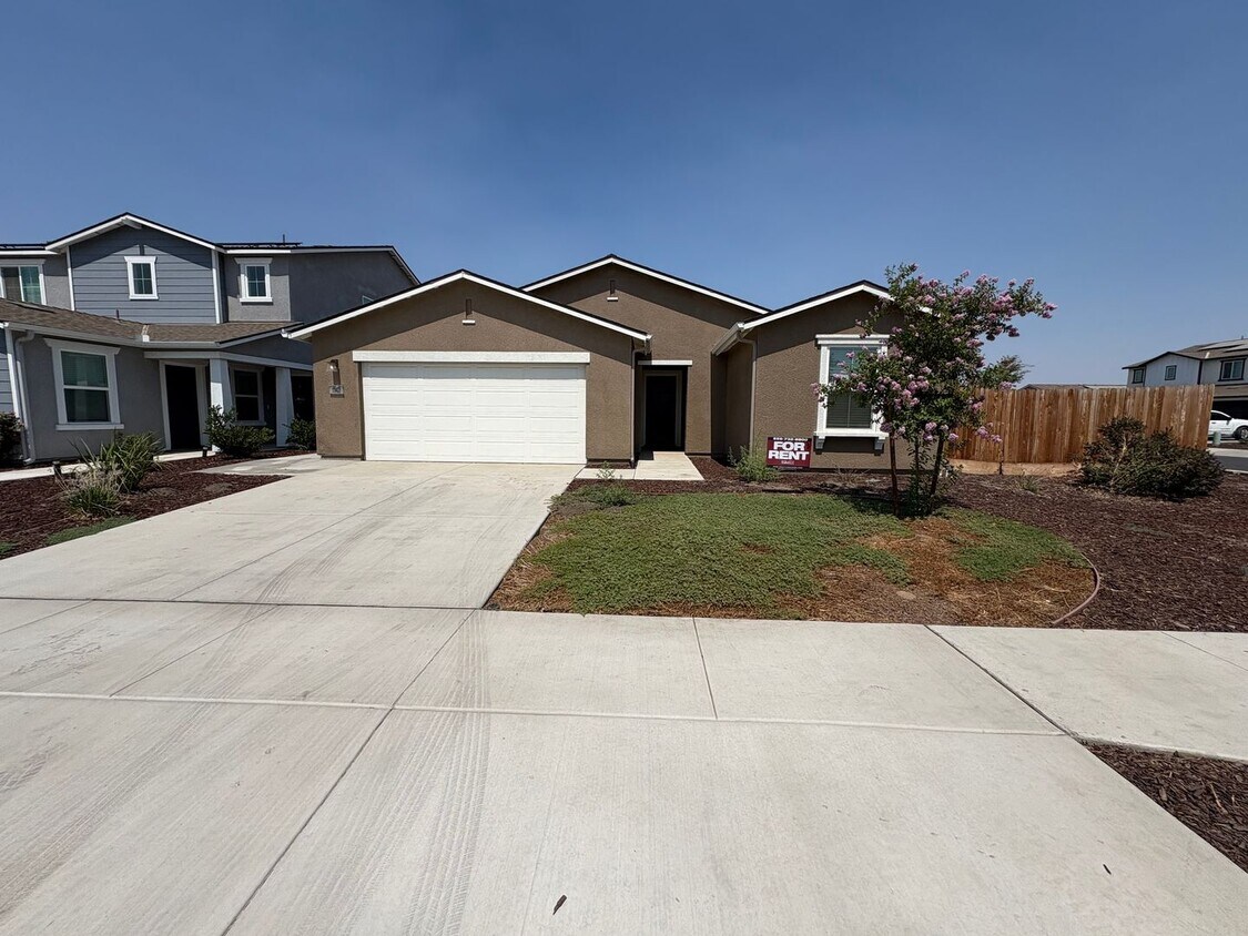 Foto principal - SE Visalia home with solar move in ready