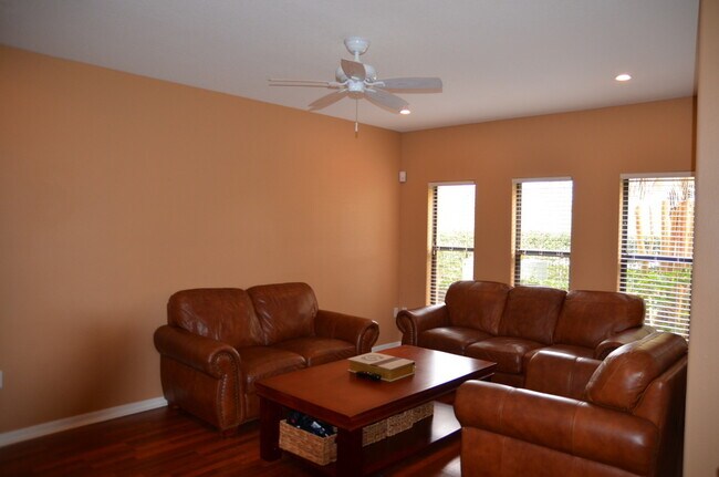 Building Photo - Cute 3/2.5 Townhouse in Tivoli Gardens of ...