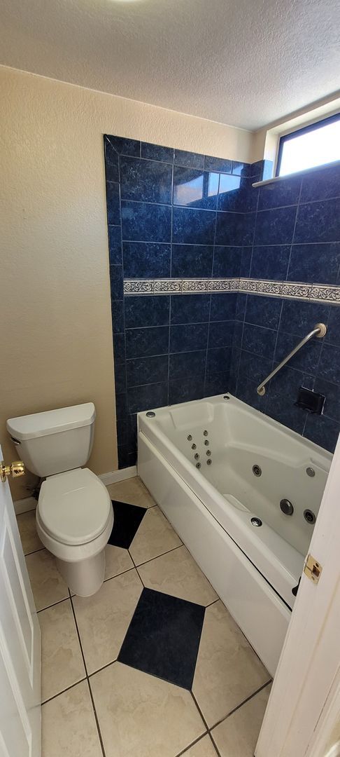 Building Photo - Move in ready w B-I pool