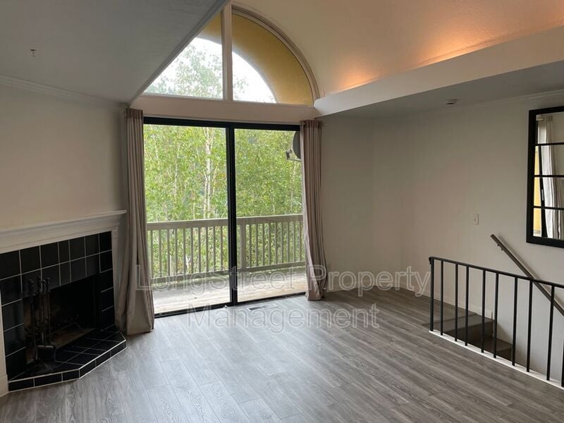 Foto principal - 851 SW Broadway Dr