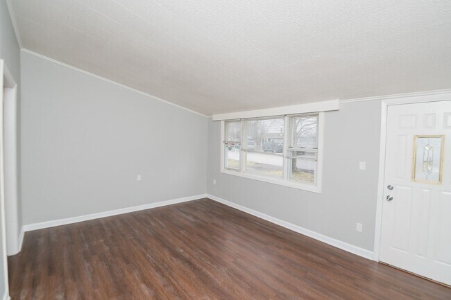 Foto del edificio - 3 Bedroom / 1 Bathroom Home for Rent in Crown Point