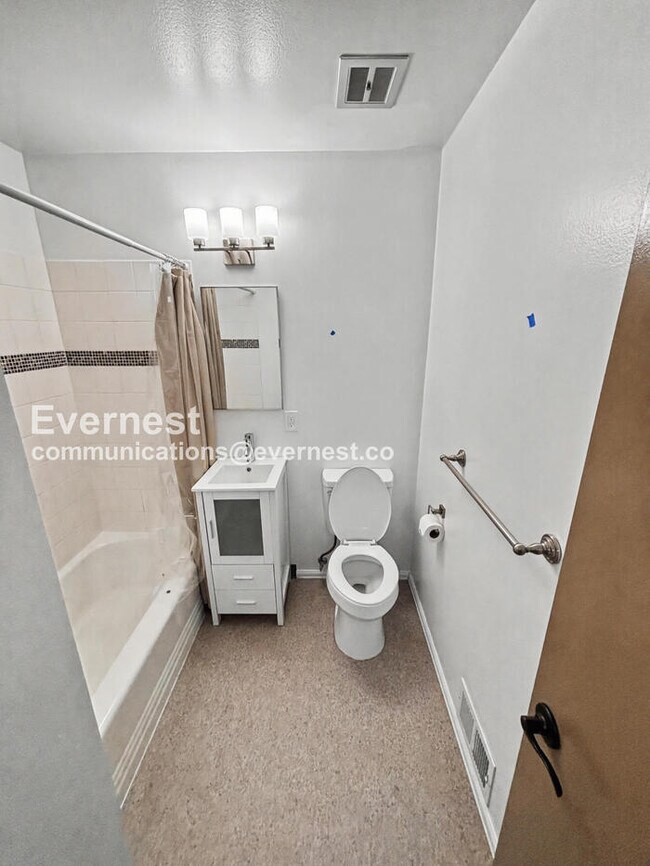 Foto del edificio - 4 Bed/3 Bath Home with Fenced Yard & Garage / Available Now!