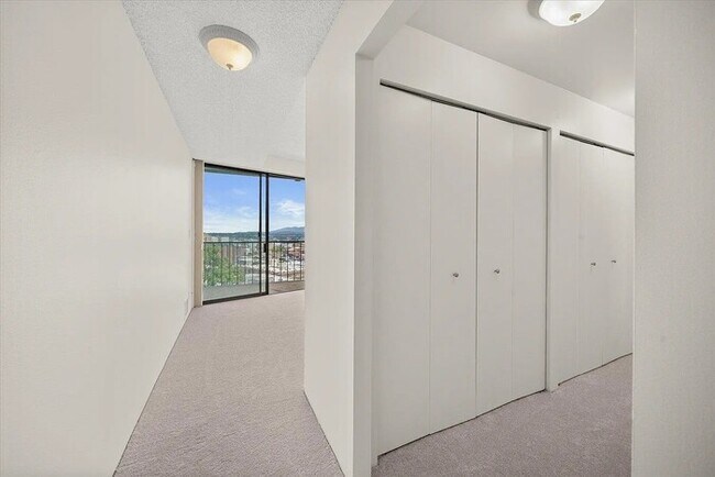 Building Photo - 700 W 7th Ave