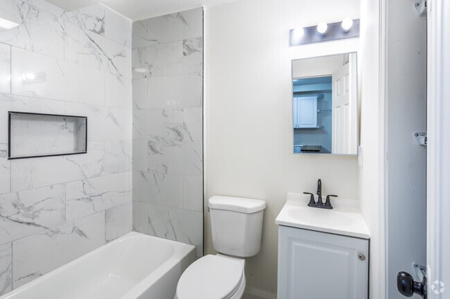 1BR, 1BA - 550SF - Primary Bathroom - Hawthorne on Adams Apartments