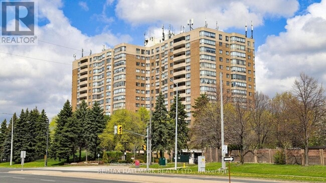 Building Photo - 7601-7601 Bathurst St