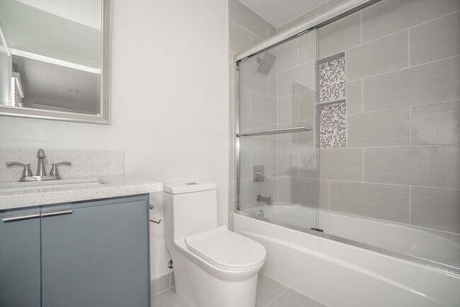 Foto del edificio - 1253 North Kingsley Drive, Unit 1253 1/2