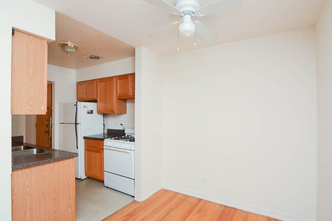 Building Photo - 533 W Aldine Ave