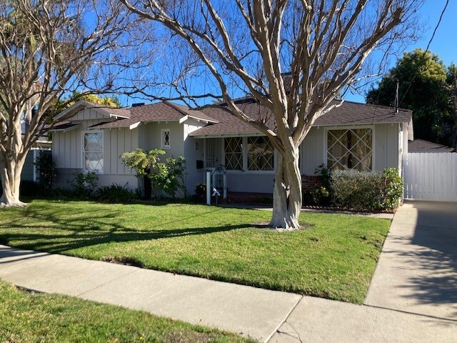 Landscaped Ranch house - 4912 Van Noord Ave