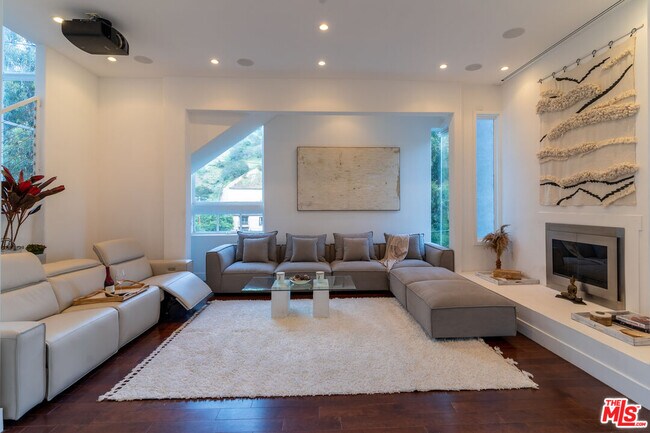 Foto del edificio - 1857 N Beverly Dr