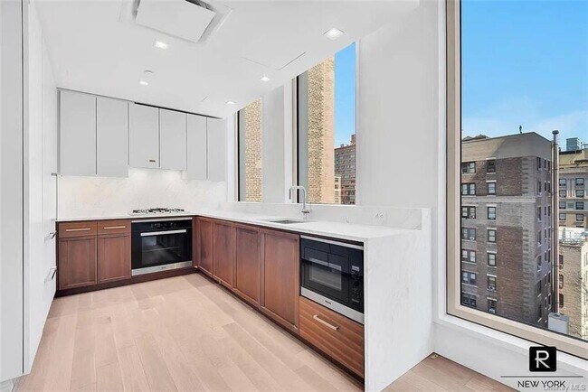 Building Photo - 212 W 93rd St