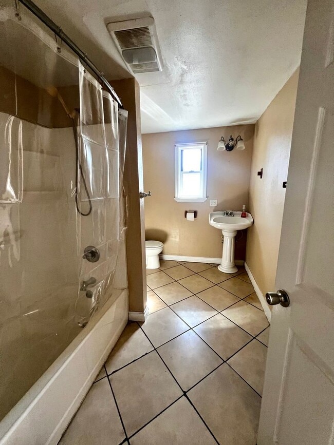 Foto del edificio - Non-Refundable & Security Deposit Total: $...