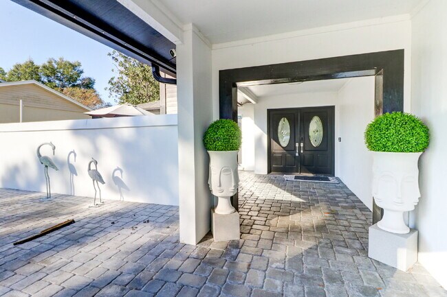 Foto del edificio - Fully Furnished 4-Bedroom Pool Home with Golf Course Views in Northdale