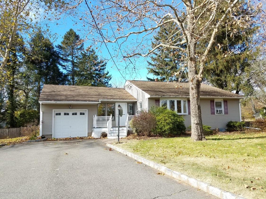 Primary Photo - 211 Fresh Ponds Rd