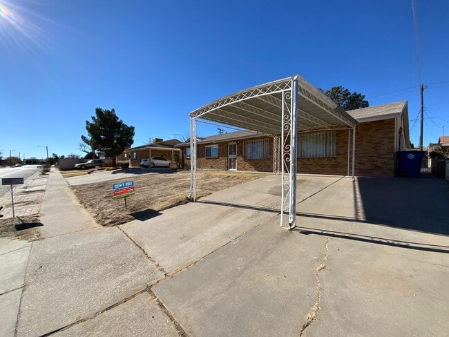 Foto del edificio - 5 Bedroom Single Story Home Available Near Snow Vista Blvd SW & Gibson Blvd!