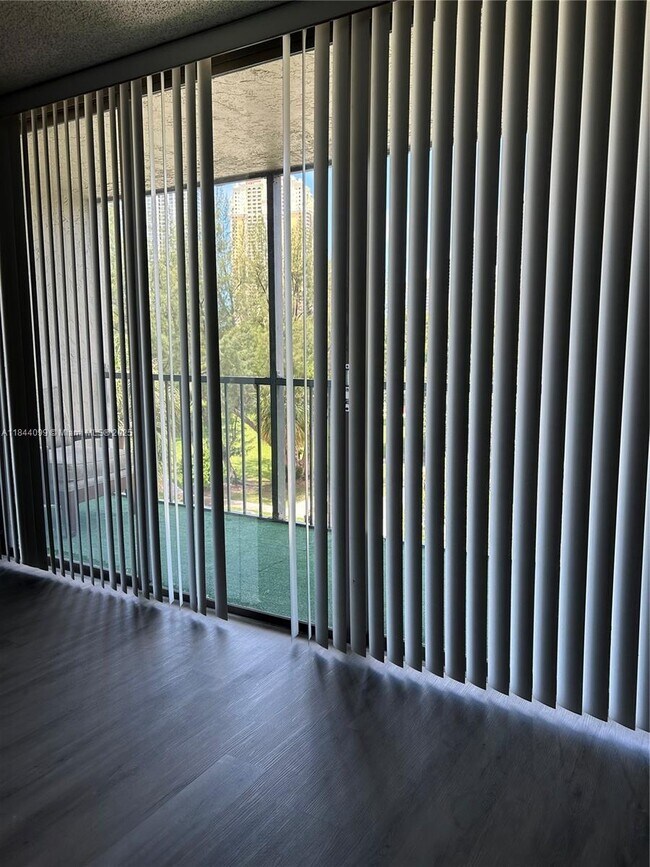 Foto del edificio - 17600 N Bay Rd