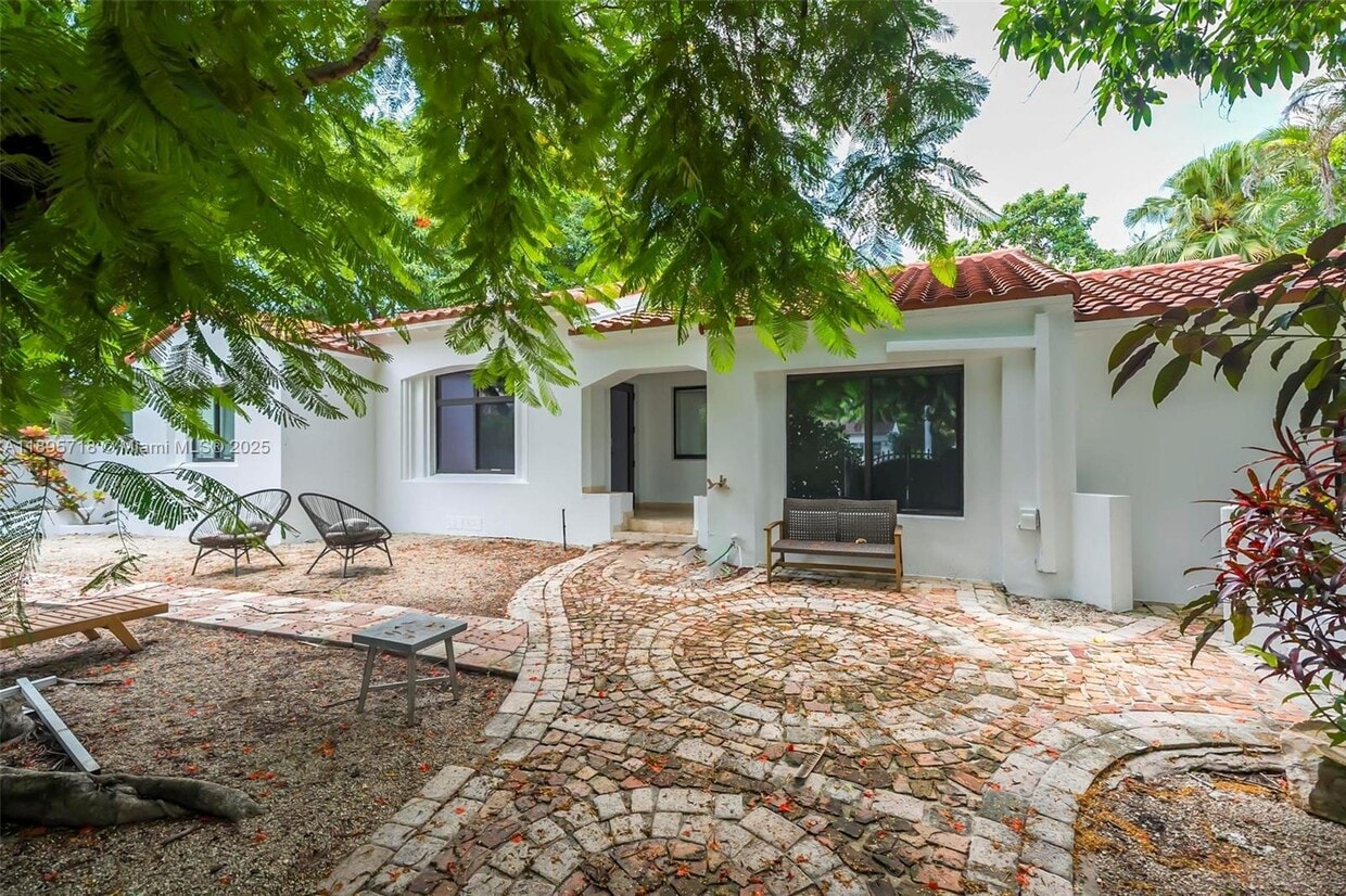 Primary Photo - 870 NE 82nd St