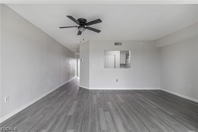 Foto del edificio - 7410 Lake Breeze Dr