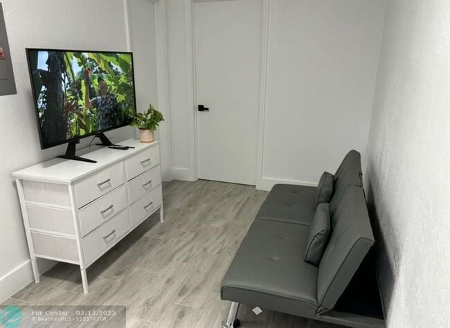 Foto del edificio - 245 NW 32nd St
