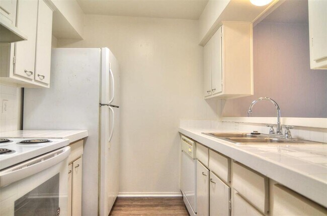 Building Photo - 6640 Eastridge Dr