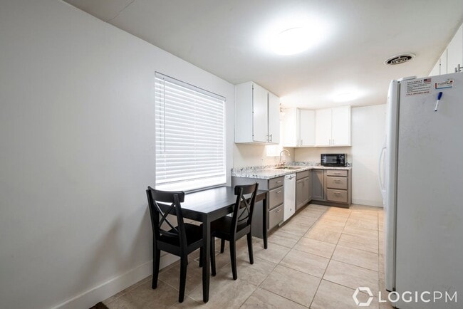 Building Photo - Stunning Single Family Home In Excellent L...