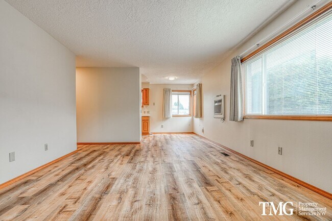 Foto del edificio - Spacious Corner Condo with Garage and W/S/...