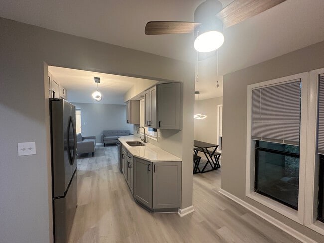 Building Photo - Room in Condo on Roberts Dr