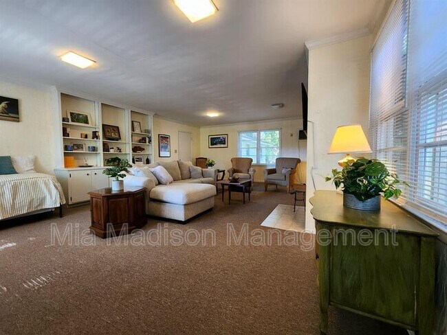 Foto del edificio - 2108.5 E 65th St