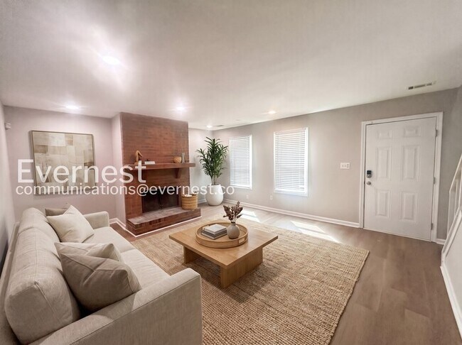 Foto del edificio - 2 Bed/2.5 Bath Town Home with Off-Street Parking / Available Soon!