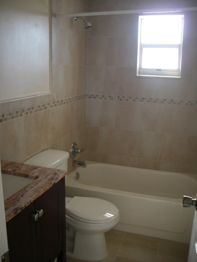 Building Photo - 685 Miller Dr