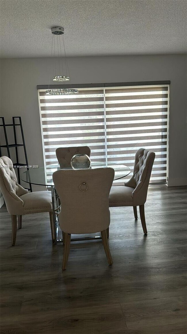 Foto del edificio - 370 E Laurel Dr