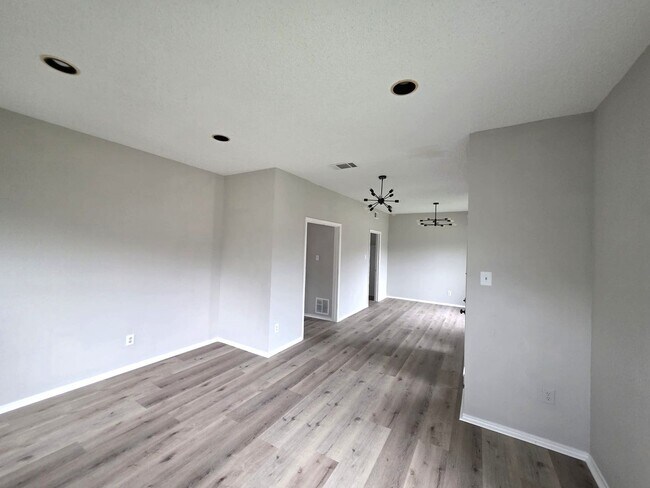 Foto del edificio - Spacious 4-Bedroom Home with Pool & Spa in...
