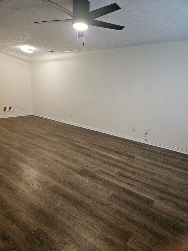 Foto del edificio - Charming 2-Bedroom Duplex in Prime Location