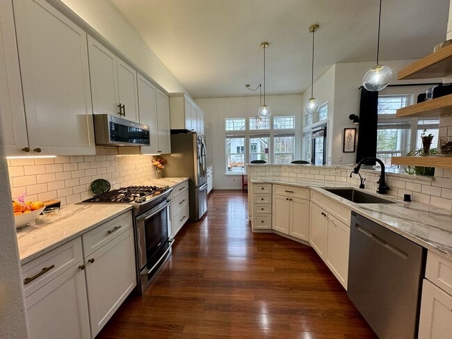 Building Photo - LONG TERM CUSTOM RANCH HOME