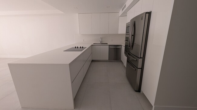 Foto del edificio - 121 Crandon Blvd