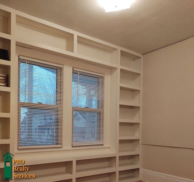 Building Photo - Charming 1 Bedroom Home