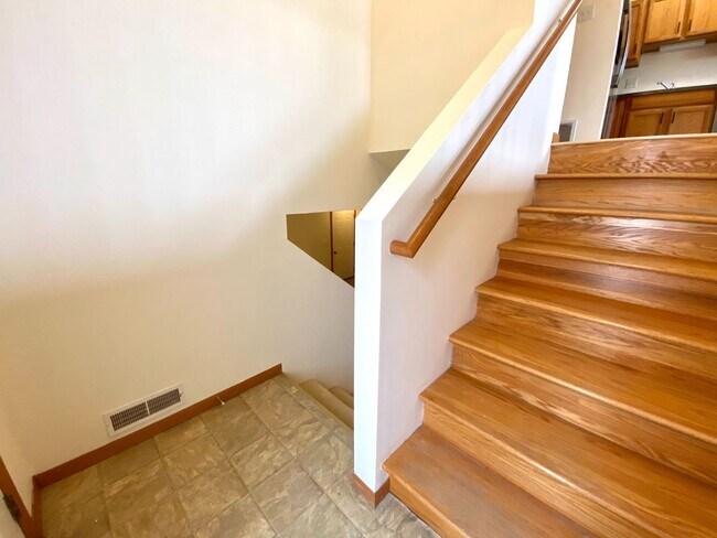 Building Photo - 3 bed Twinhome!!