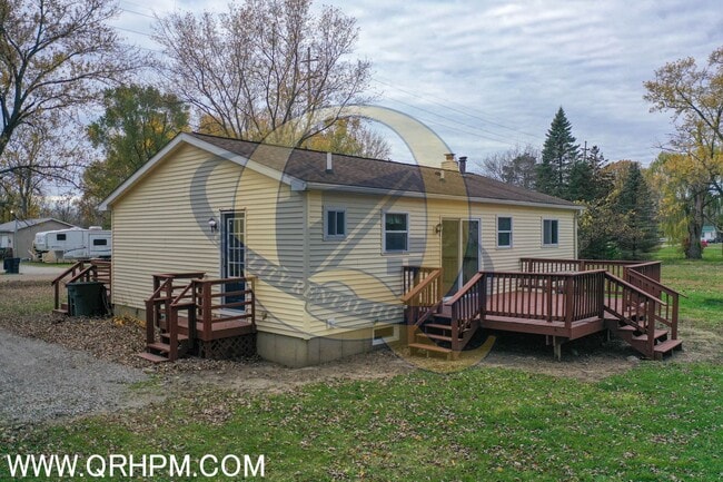 Building Photo - 3 bedroom, 1.5 baths Ranch home with a bas...