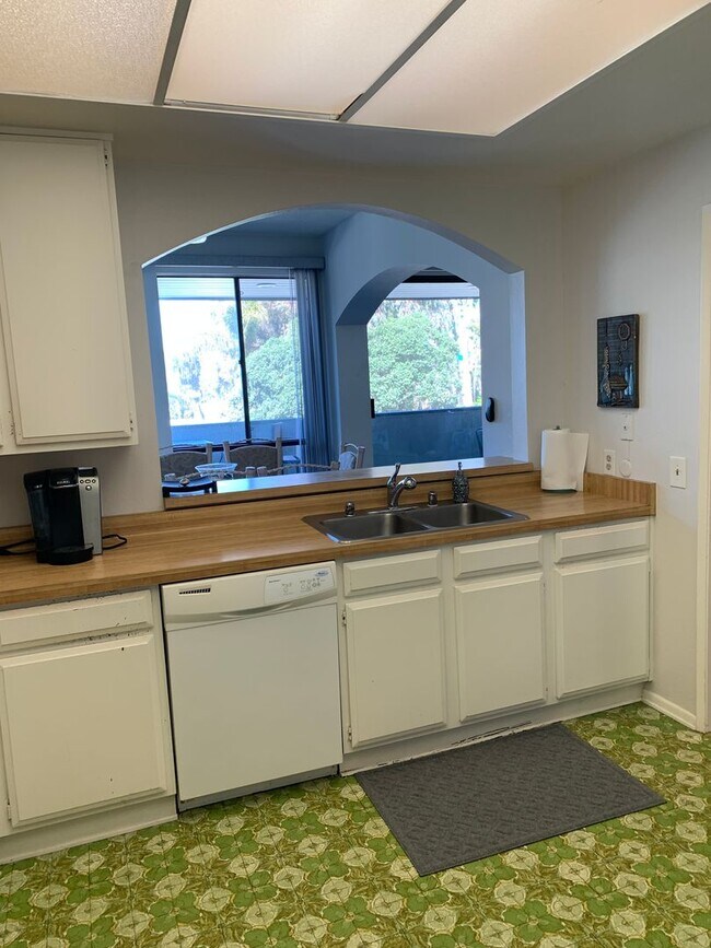 Foto del edificio - AT THE BEACH! 3 Bedroom + 2 Bathroom Condo...