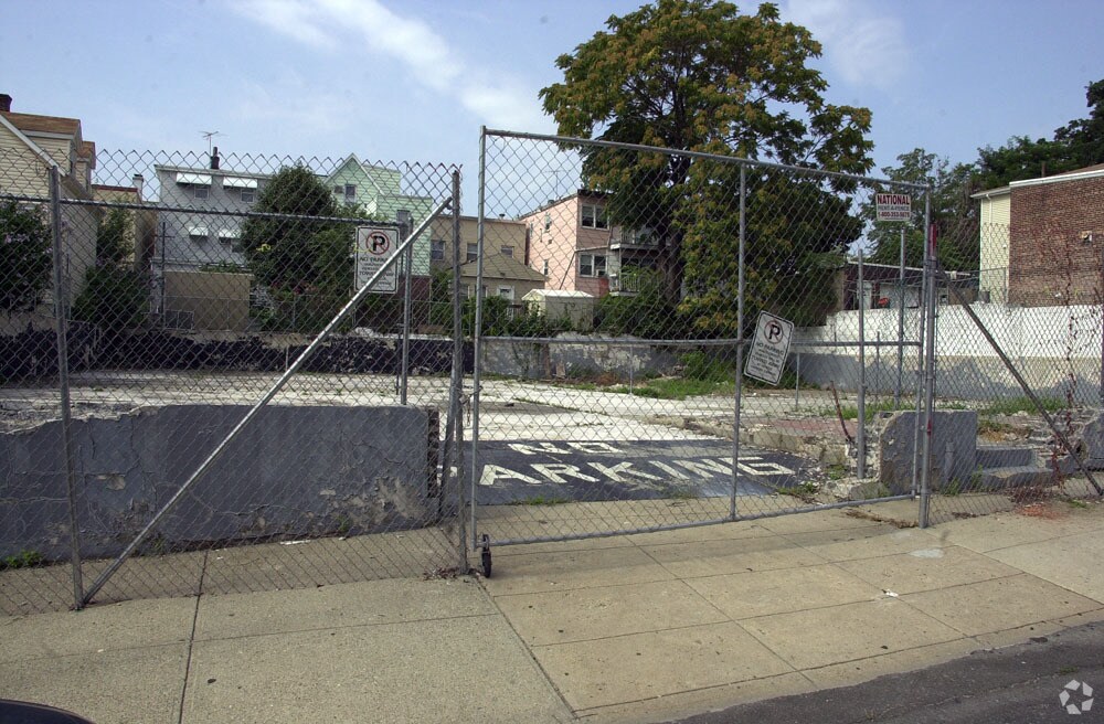  - 51 68th St